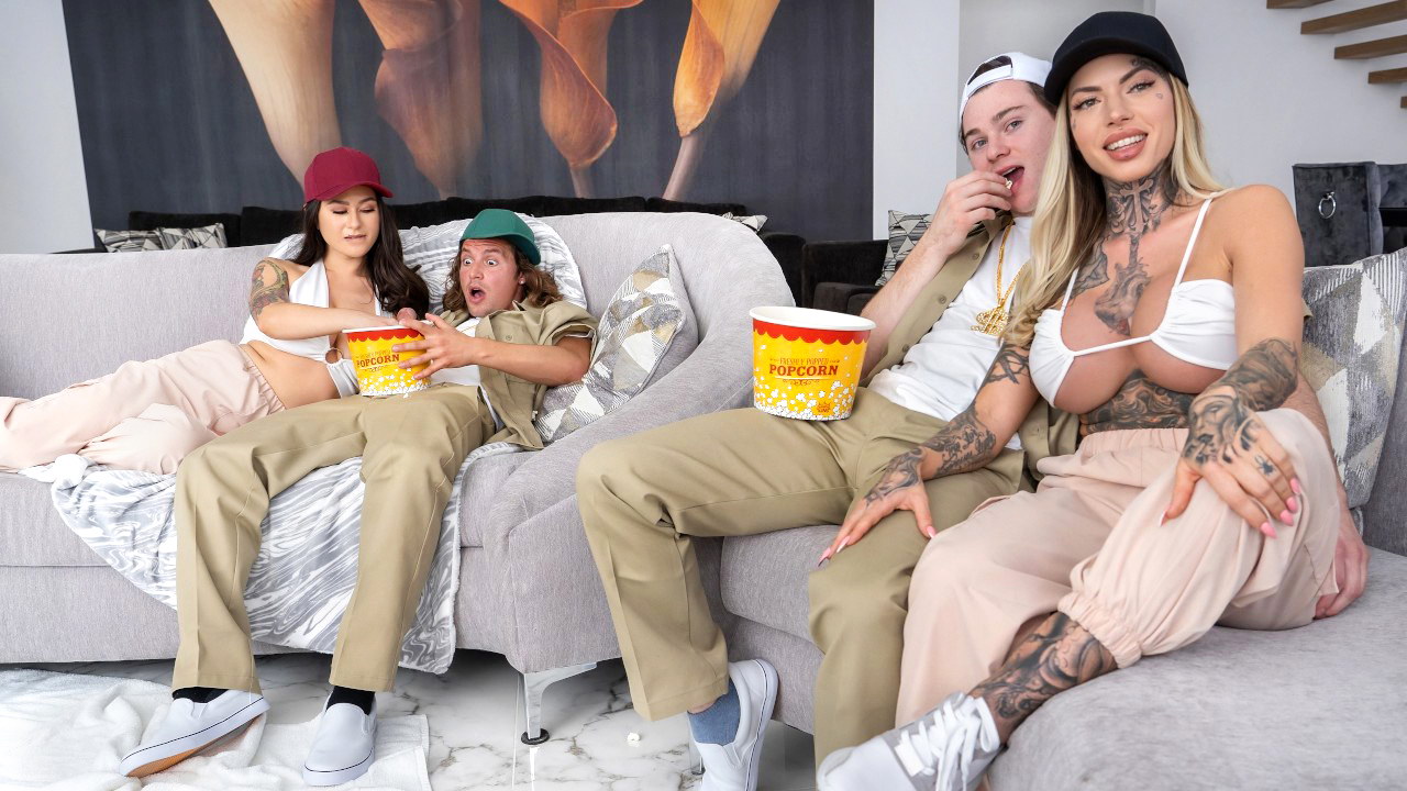 La noche de cine se convierte en sexo grupal con dos parejas cachondas