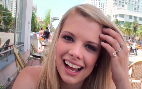 Nena rubia caliente es recogida en una cafetería y follada duro