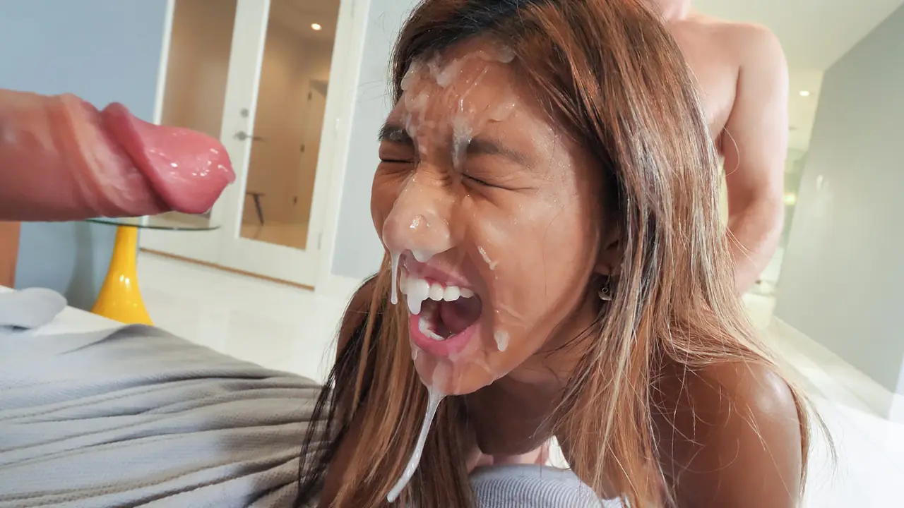 La pequeña zorra necesita glaseado en sus galletas navideñas