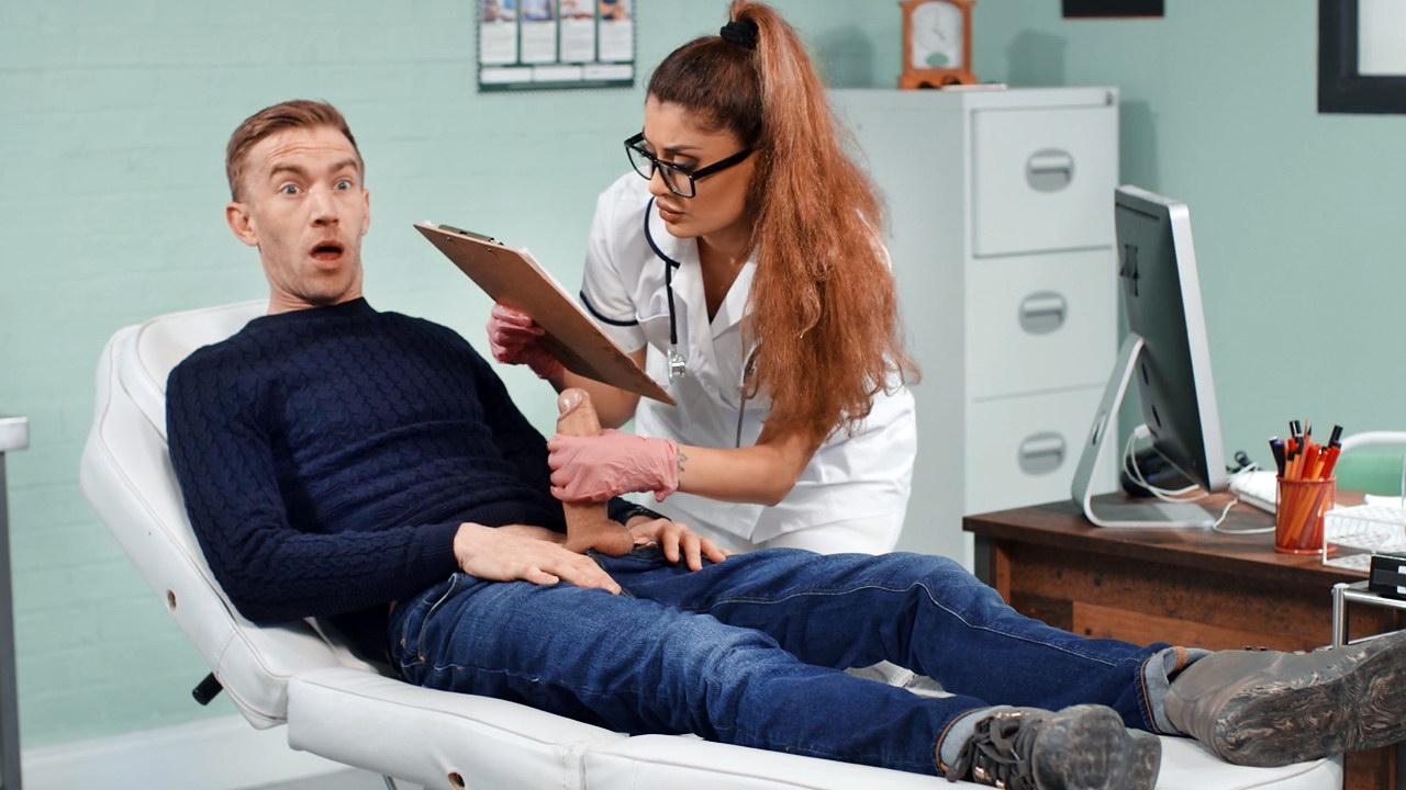 La erección eterna recibe el tratamiento que necesita la cabra de garganta con curvas de un médico