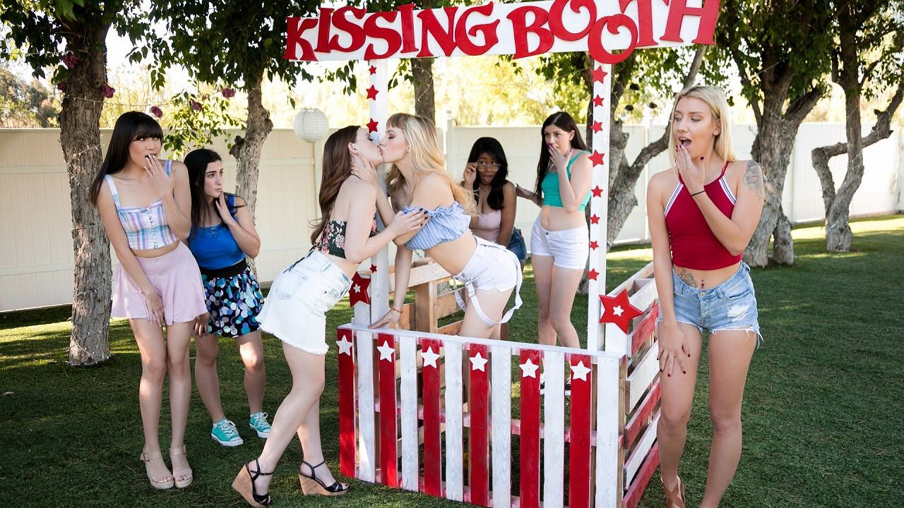 Lesbiana rubia se folla a una pelirroja sumergiéndose profundamente en su ano con su lengua en la cabina de besos