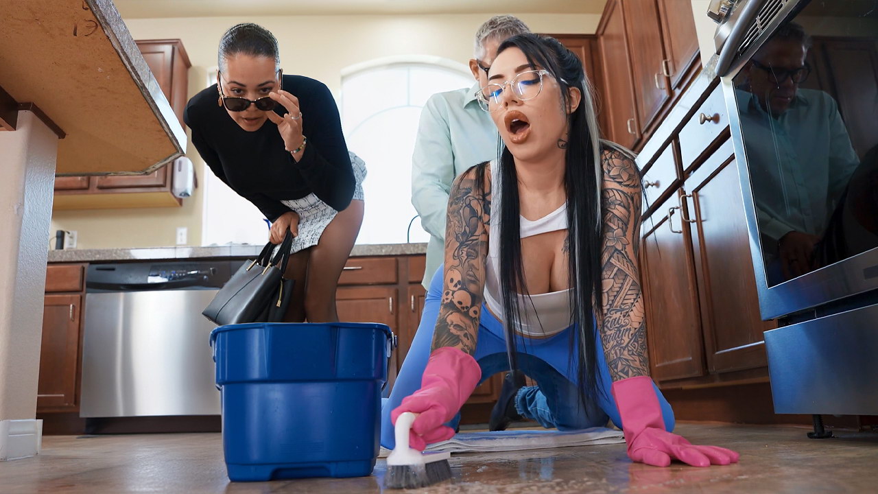 Se estaba follando a su criada mientras su esposa iba de compras.