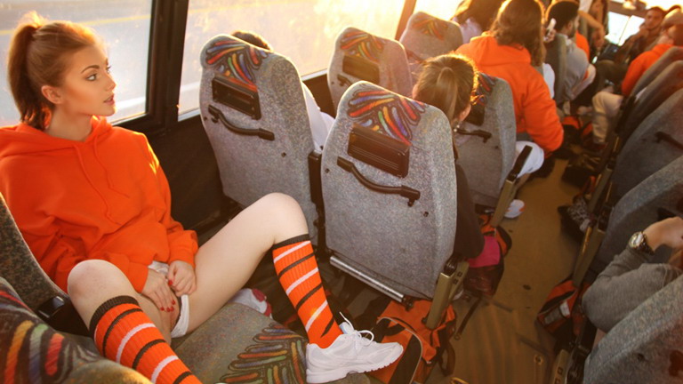 Mi novia de la universidad se masturba en el bus mientras la filmo