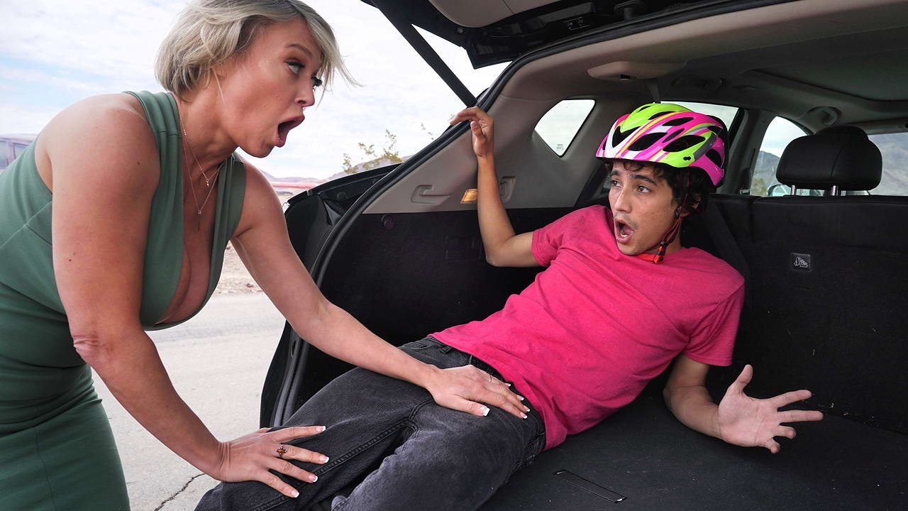 MILF tetona atropella a un chico más joven y le paga follándolo duro