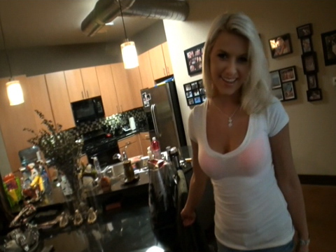 Linda chica se desnuda y se la follan ante la cámara de su novio