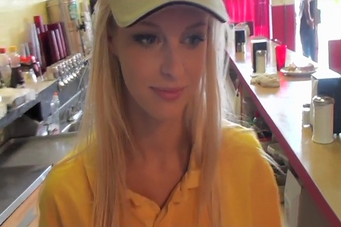 ¡Novia rubia caliente es follada detrás del mostrador de comida rápida!