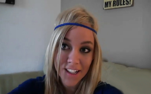 Mi novia desnuda chupando pollas y recibiendo un golpe frente a la cámara