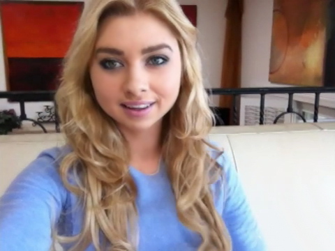 Linda adolescente se desnuda y juega consigo misma frente a su webcam