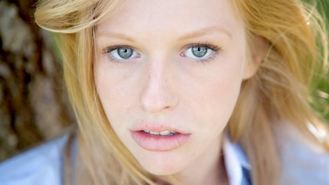 Pelirroja desnuda es follada duro en el sofá