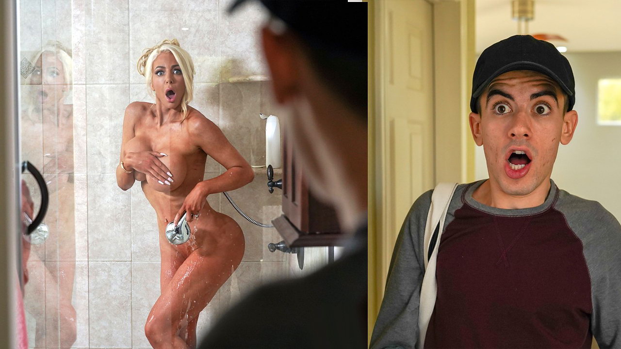 Hermosa mujer desnuda sedujo a un repartidor de periódicos después de que lo pilló en la ducha