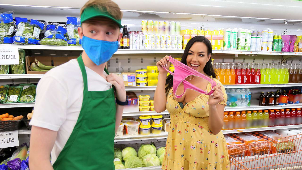 Impresionante MILF se puso las bragas como máscara y se folló al dependiente de la tienda