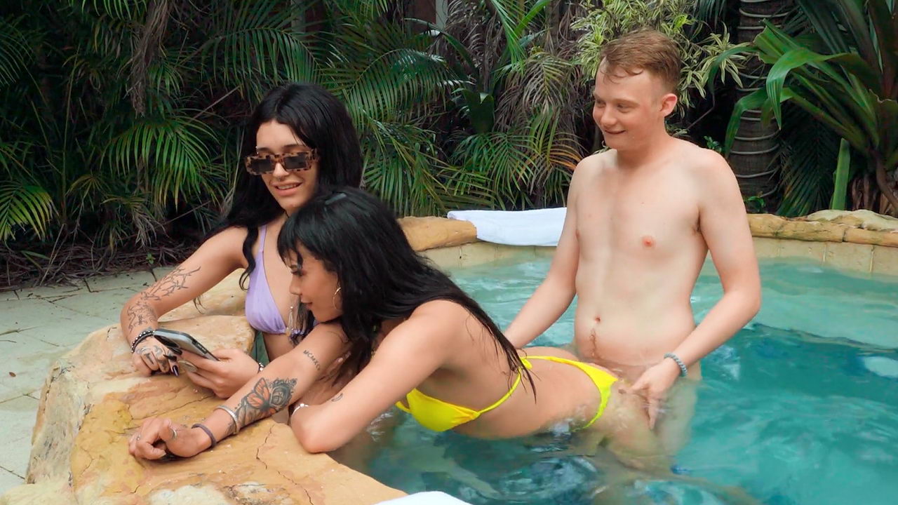 Follando a la mejor amiga de su novia en la piscina justo a sus espaldas