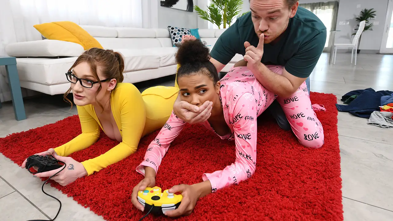 Los adolescentes son follados a través de la solapa del pijama mientras juegan videojuegos