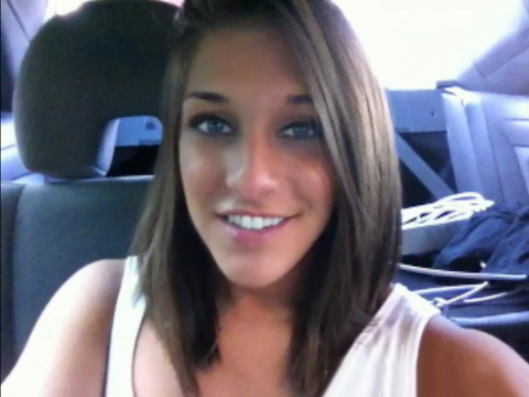 Sexy novia morena de ojos azules masturbándose en el asiento trasero