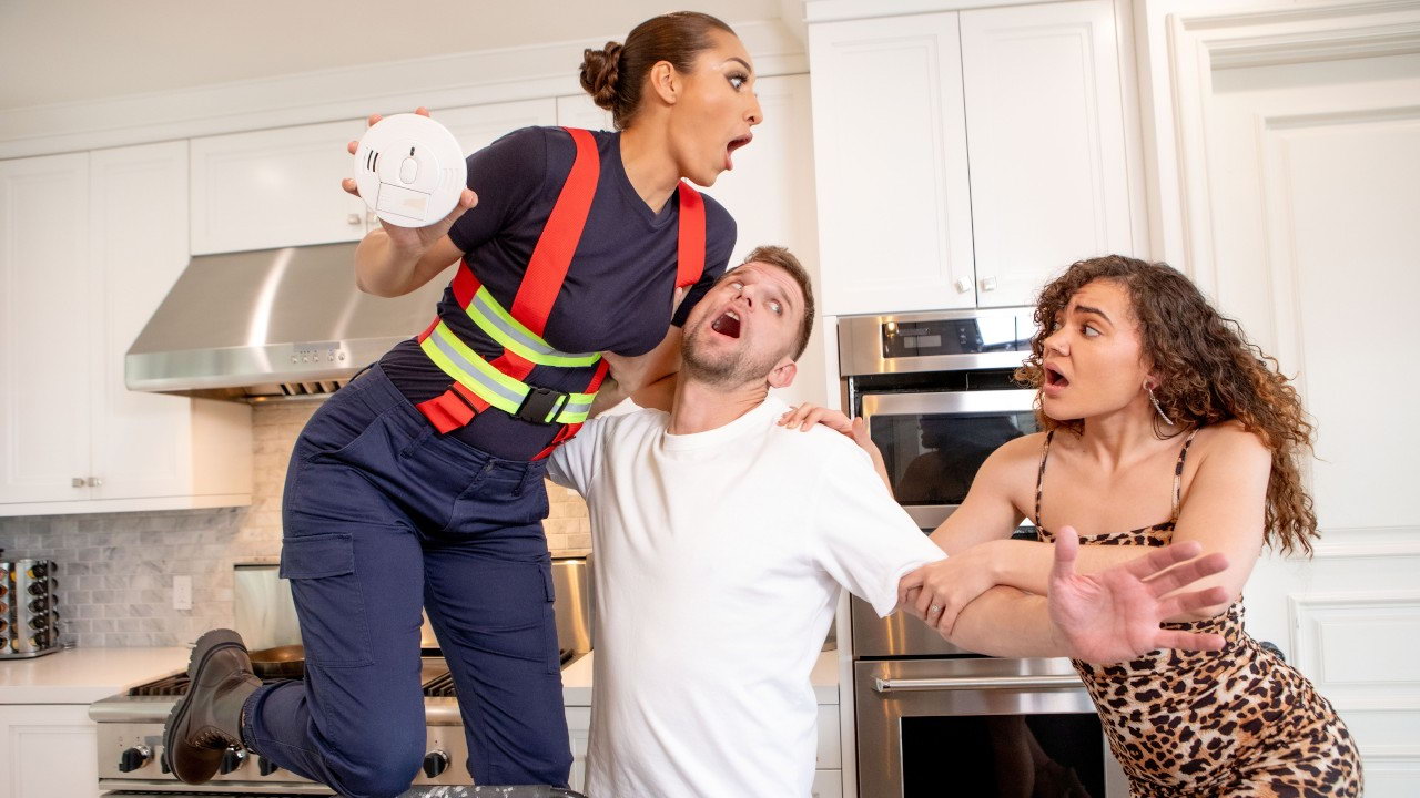 Una inspectora de bomberos súper sexy con el mejor culo de todos los tiempos.