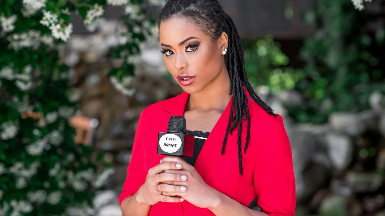 Presentadora de noticias locales quiere ser follada por el pervertido que se nota en el parque