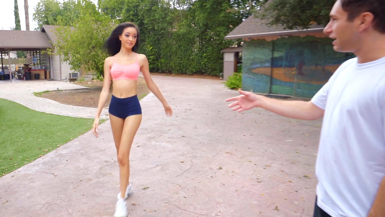 Mi amigo me invitó a ver a su nueva vecina sexy mientras se la follaba.