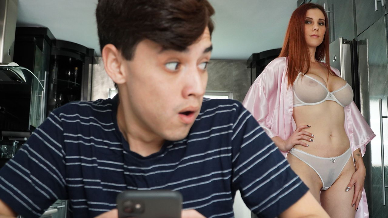 Mamá en lencería sexy pilla a su hijastro espiándola y monta su gran polla