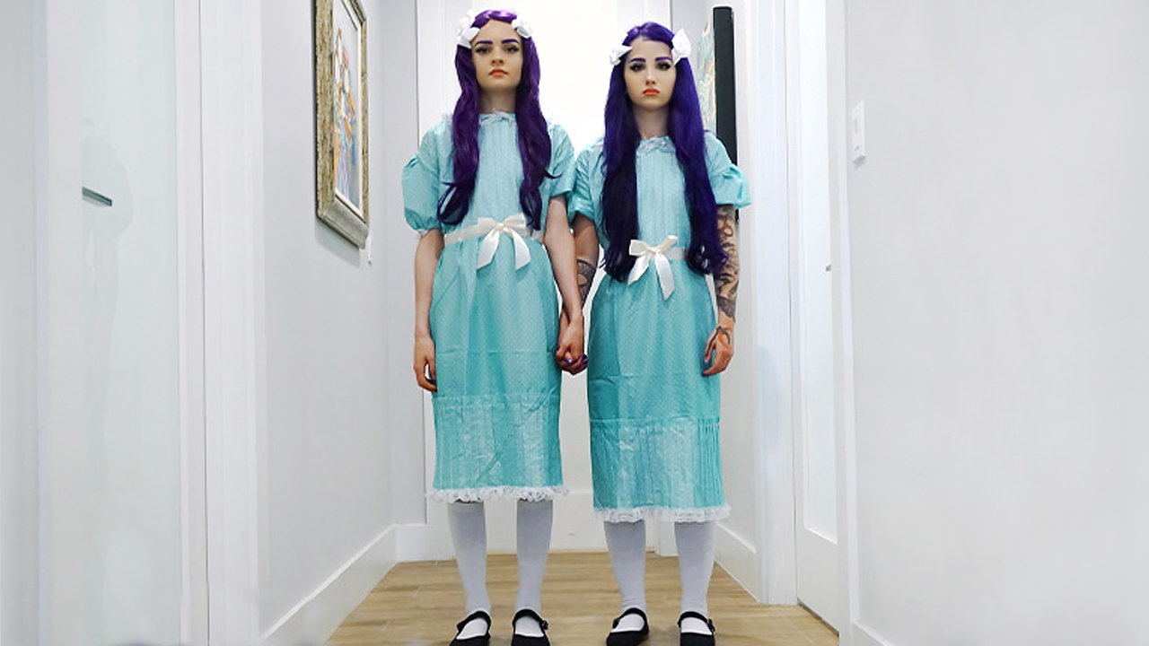 Dos gemelas fantasmales se burlan de un chico para que se folle sus apretados coños