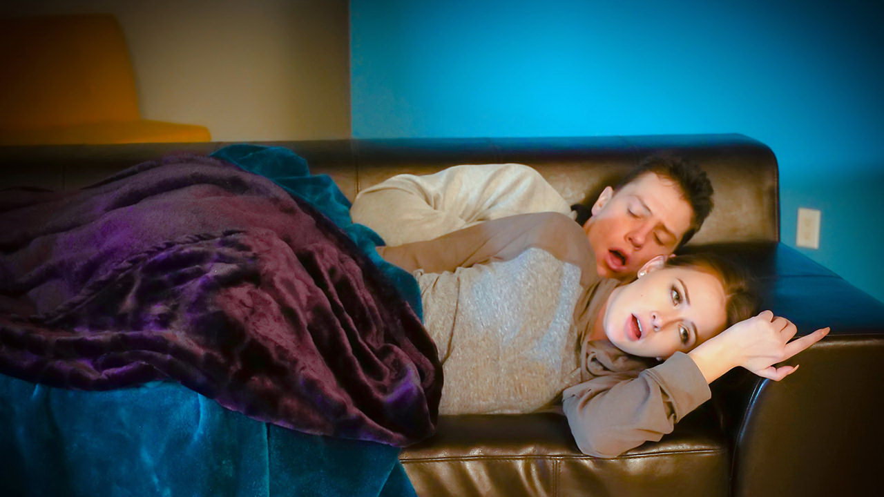 Chica cachonda penetra su vagina mojada con la polla de su hermano mientras este duerme detrás de ella