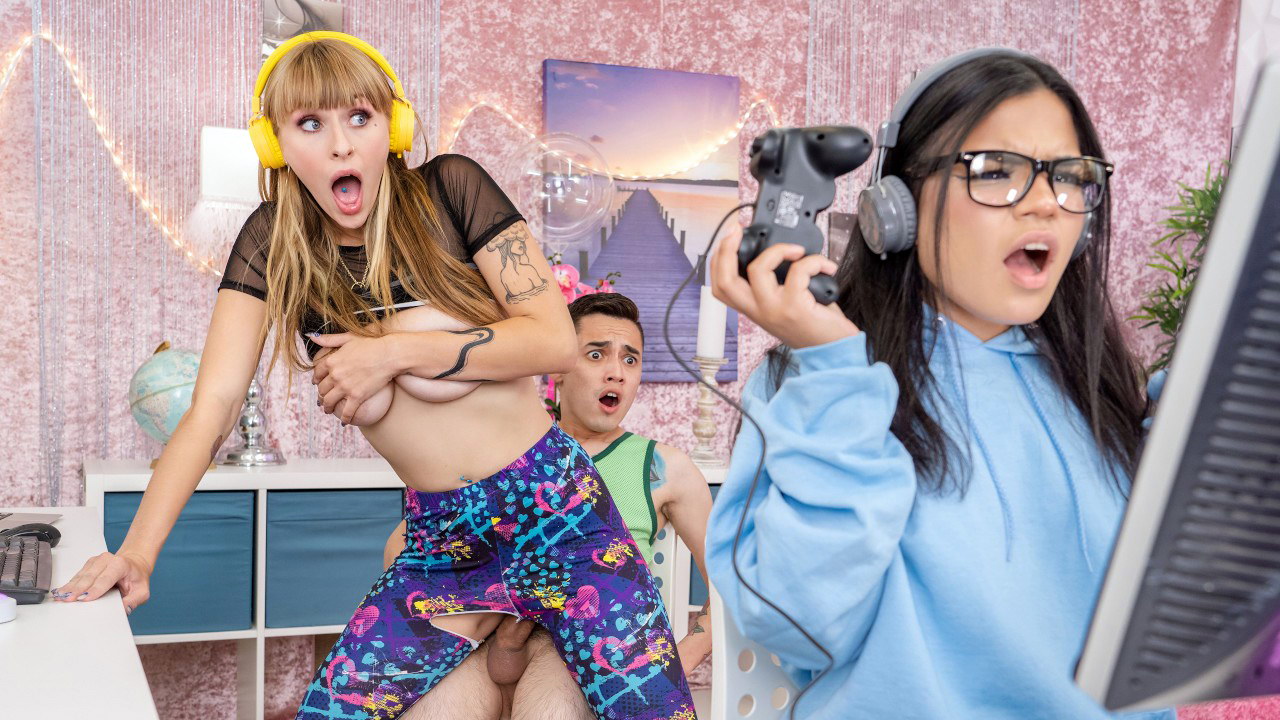 Streamer cachonda se folló al novio de su compañera de cuarto mientras ella jugaba