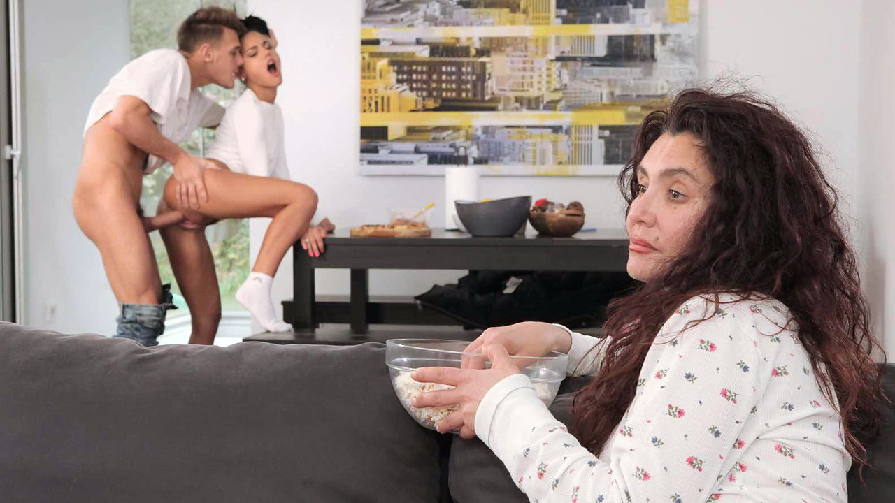 Adolescente caliente realmente quiere la gran polla de su novio, incluso con su madre en la sala de estar