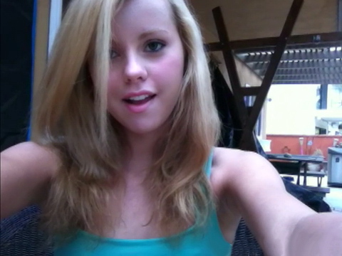 Adolescente amateur traviesa se masturba al aire libre delante de su webcam