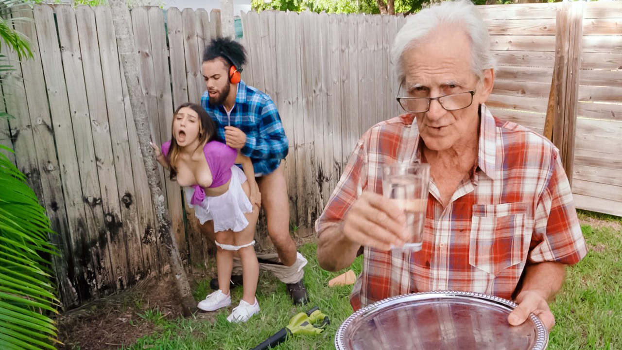 Adolescente cachonda teniendo sexo al aire libre con el chico del césped a espaldas de su padre