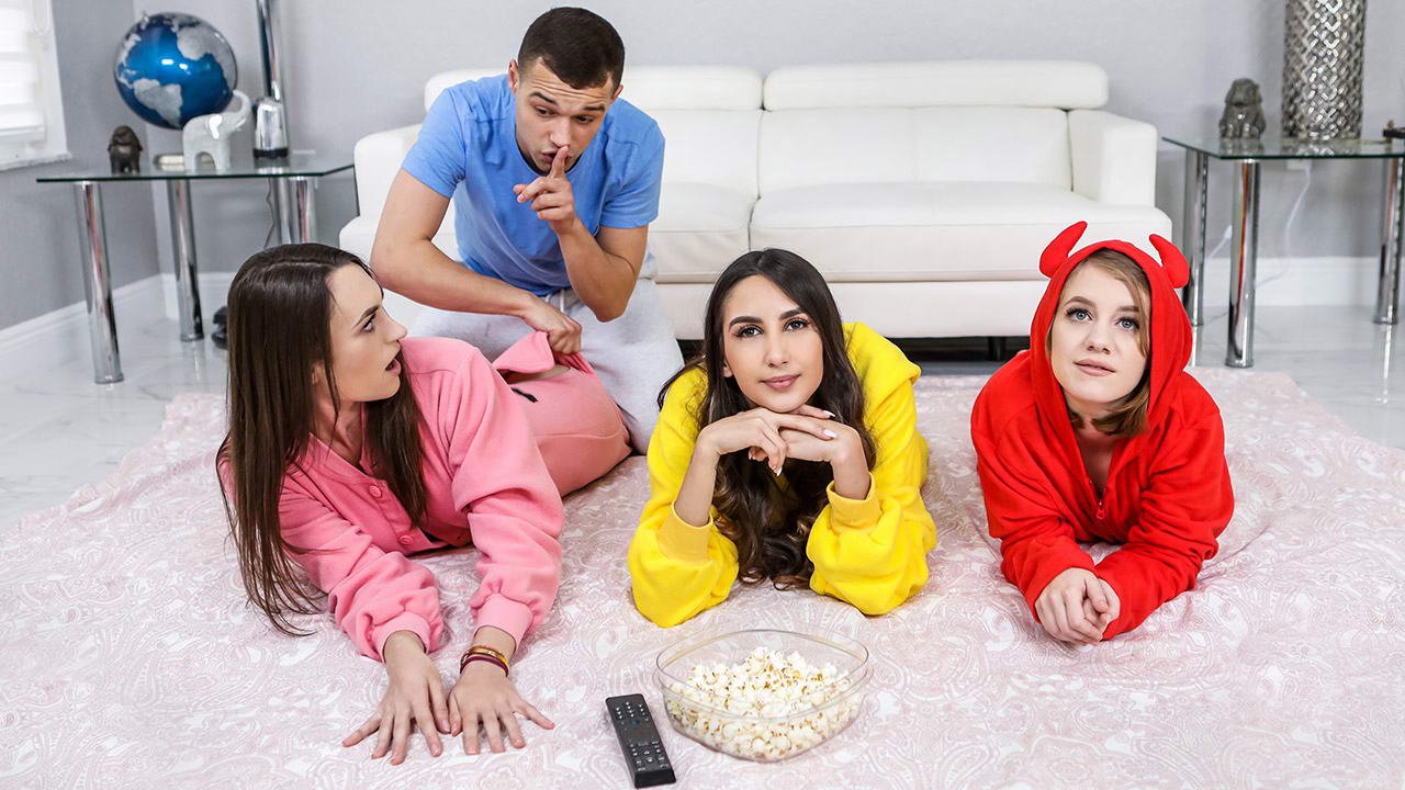 Tres chicas interrumpidas mientras veían una película y folladas en un cuarteto