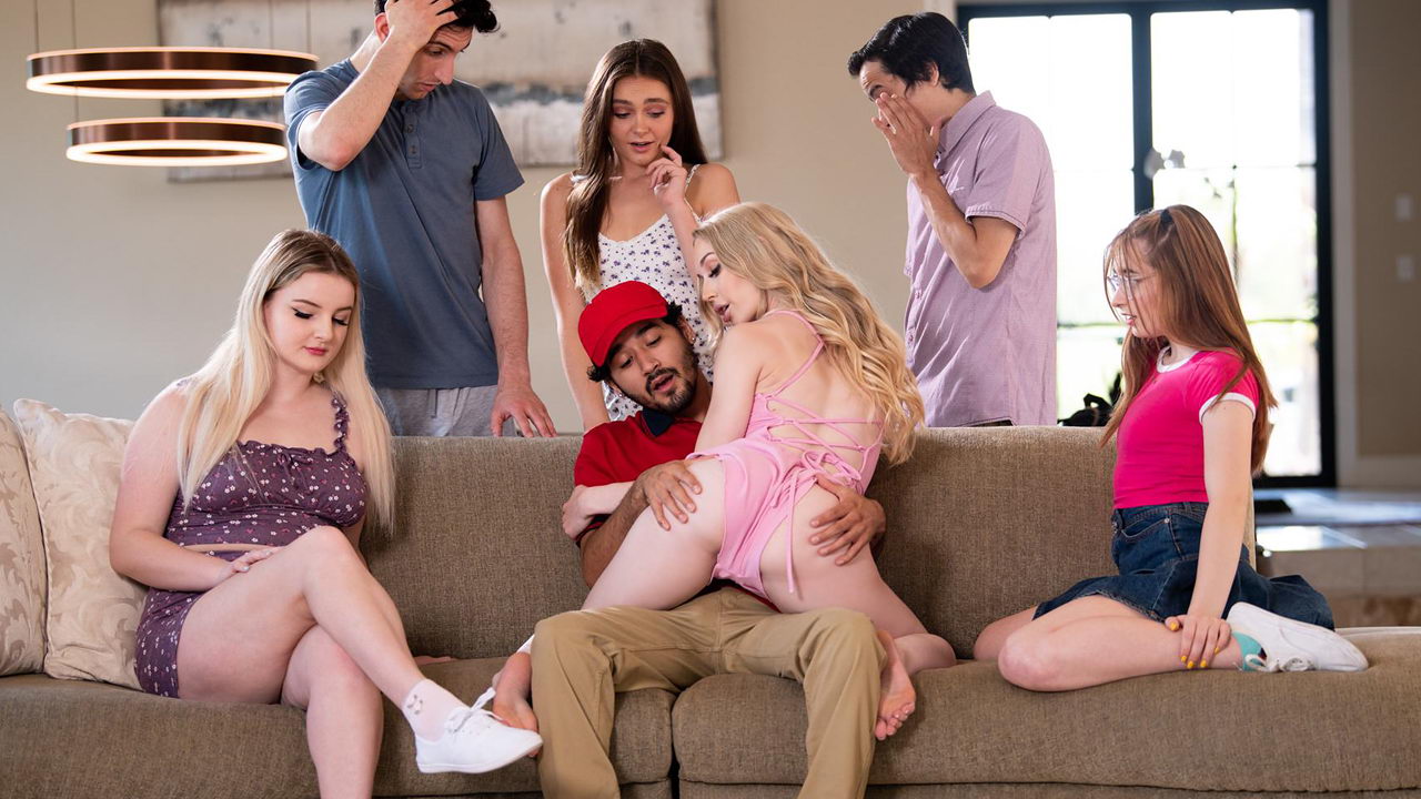 Chica sexy desnuda se folla a un repartidor de pizzas delante de sus alumnos