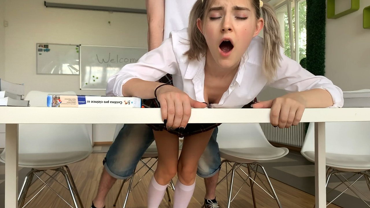 A la colegiala le encanta follar con su novio tanto en la escuela como en casa