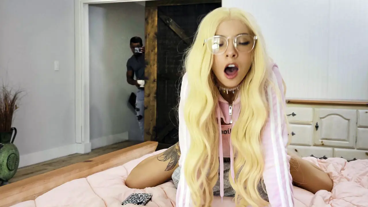 Maromo de ébano ayuda a una niña a descubrir orgasmos intensos